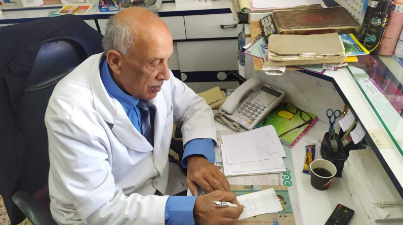 الدكتور صالح المشني.. 57 عامًا من حب الصيدلة